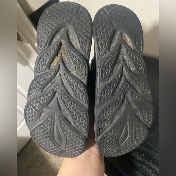 🔥2/$10 Used black Non brand Crocs size 2/2.5 - Picture 6 of 6